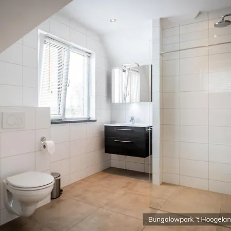 Bungalowpark 't Hoogelandt פארק נופש *